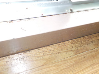 窓枠下の床のカビ
