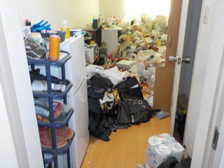 部屋の入口のビフォア