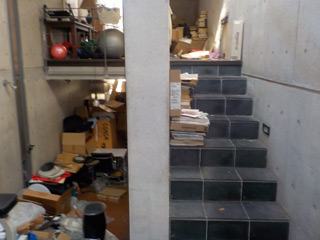 キッチンから寝室への階段のビフォア