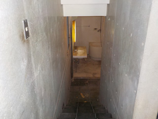 地下浴室への廊下のアフター