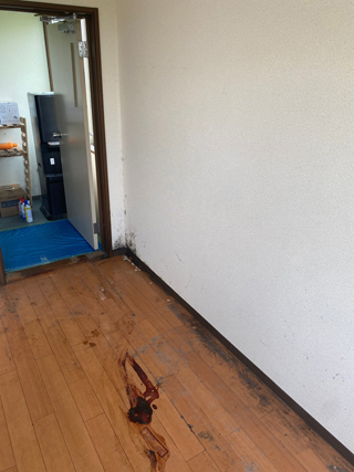 部屋奥右手の撤去後