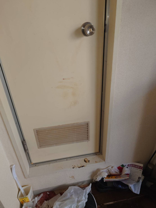トイレ戸下部のビフォア