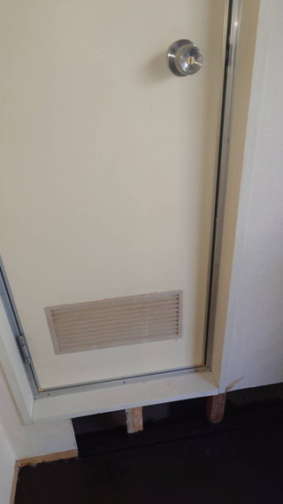 トイレ戸下部のアフター