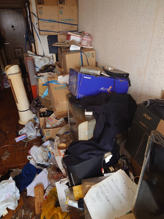 部屋奥からの右手のビフォア