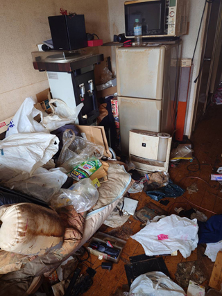 部屋奥からの左手のビフォア