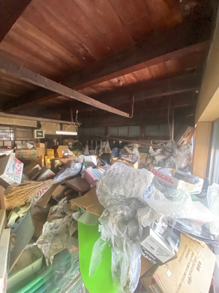 店舗右入り口から中央奥のビフォア