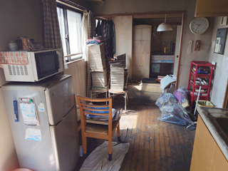 キッチンから部屋３のビフォア