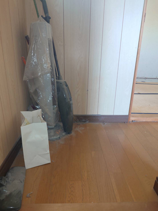 ２階階段踊り場のビフォア