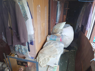 ２階廊下奥から入口のビフォア
