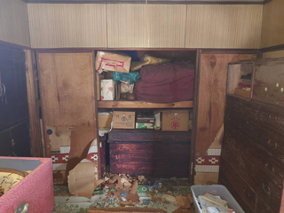 ２階部屋２左手と押し入れのビフォア