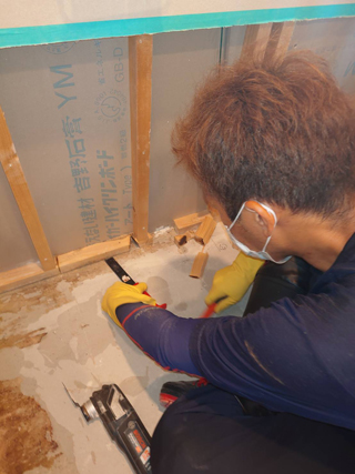 業風景と、床下の汚染部分