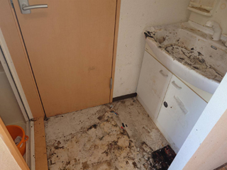 トイレ前の洗面の撤去後