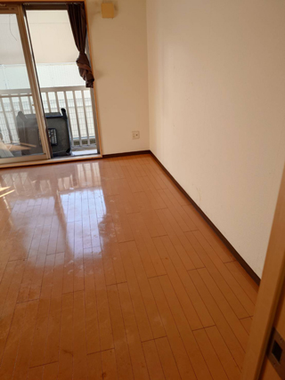 部屋右手のアフター(清掃後)