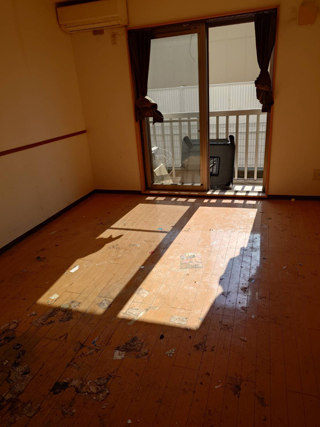 部屋左手の撤去後