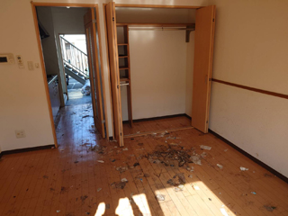 部屋奥から玄関の撤去後