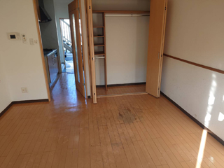 部屋奥から玄関のアフター(清掃後)