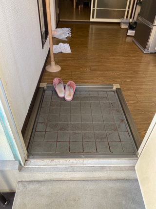 2階玄関のビフォア