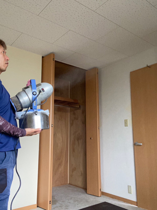 消臭剤の散布風景