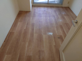 部屋の床のビフォア