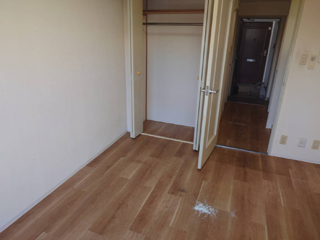 部屋奥から入口