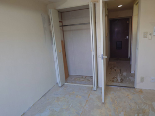 部屋奥から入口