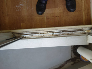 窓枠のビフォア