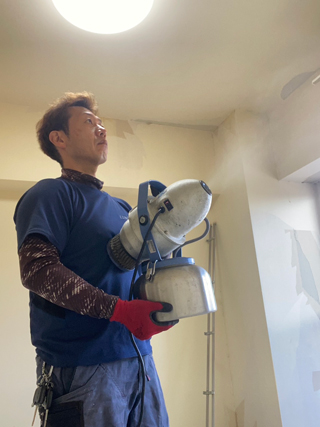 消臭剤の散布風景