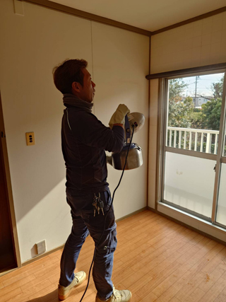 消臭剤の散布風景