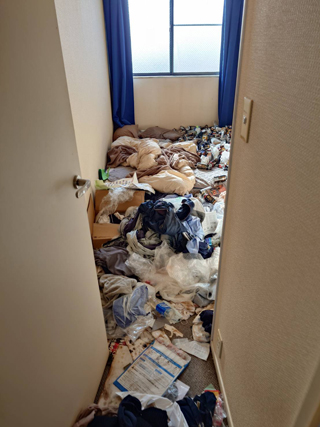 部屋1入口のビフォア