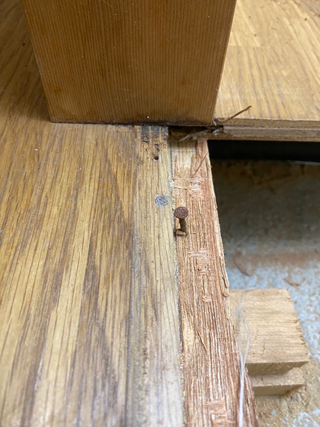 浴槽側柱の床下まで体液汚染が在り