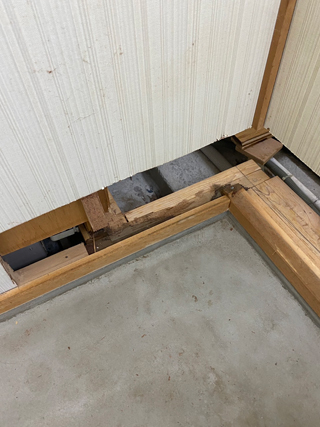玄関側から壁撤去後の横柱の体液汚染写真
