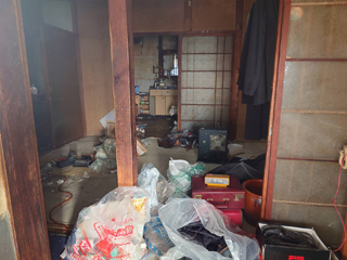 ２軒目玄関から部屋２のビフォア