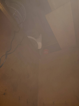 屋１押し入れ天井から殺虫剤をサーキュレーターで屋根中に回し、逃げ場を作った別の穴から逃げるようにしました