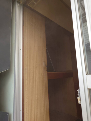 窓近くの押し入れ天井の逃げ場