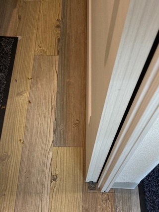 トイレ入り口床のビフォア