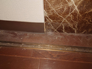 クローゼット床のビフォア