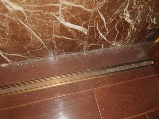 クローゼット床のビフォア