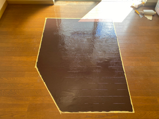 亡くなった場所のビフォア、撤去後、カーペット撤去後、アフター