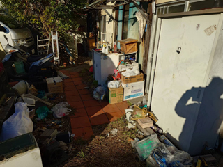 アパート玄関前のビフォア