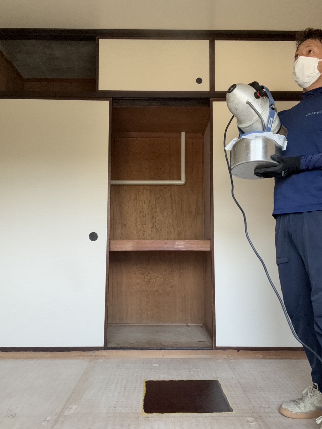 消臭剤の散布風景