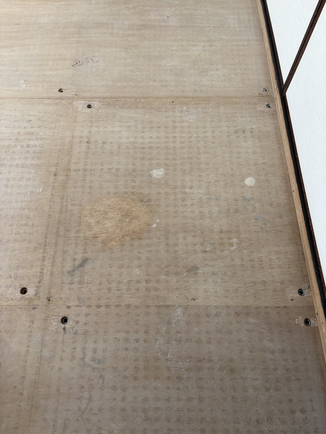 お亡くなりになった場所のビフォア、畳撤去後、アフター