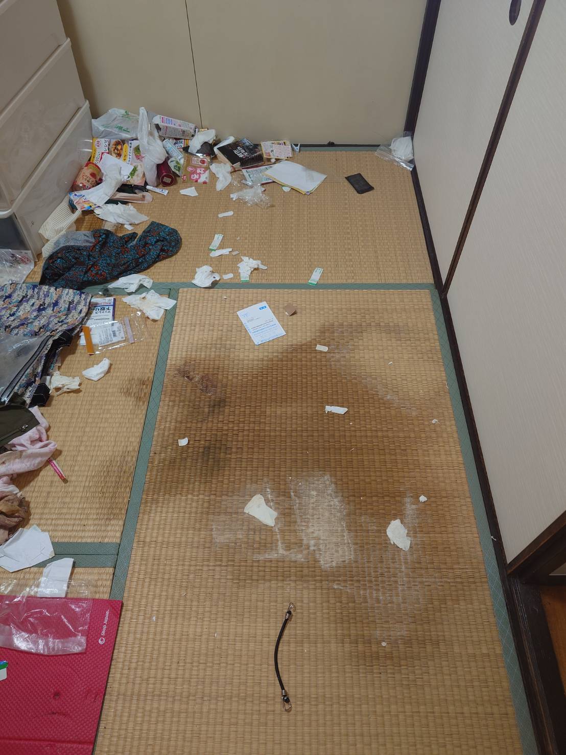 お亡くなりになった場所のビフォア、畳撤去後、アフター