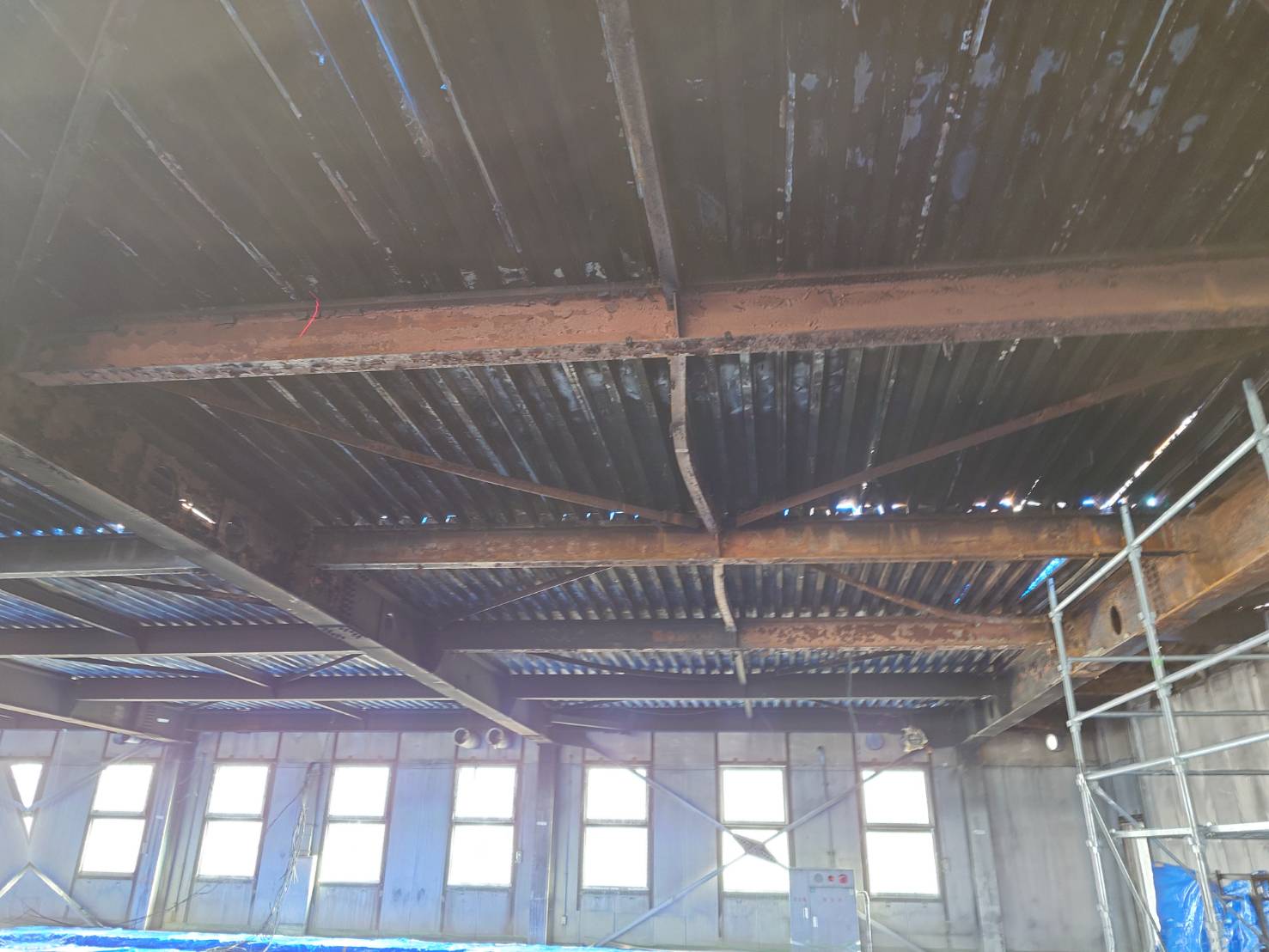 熱で曲がった屋根や梁の写真