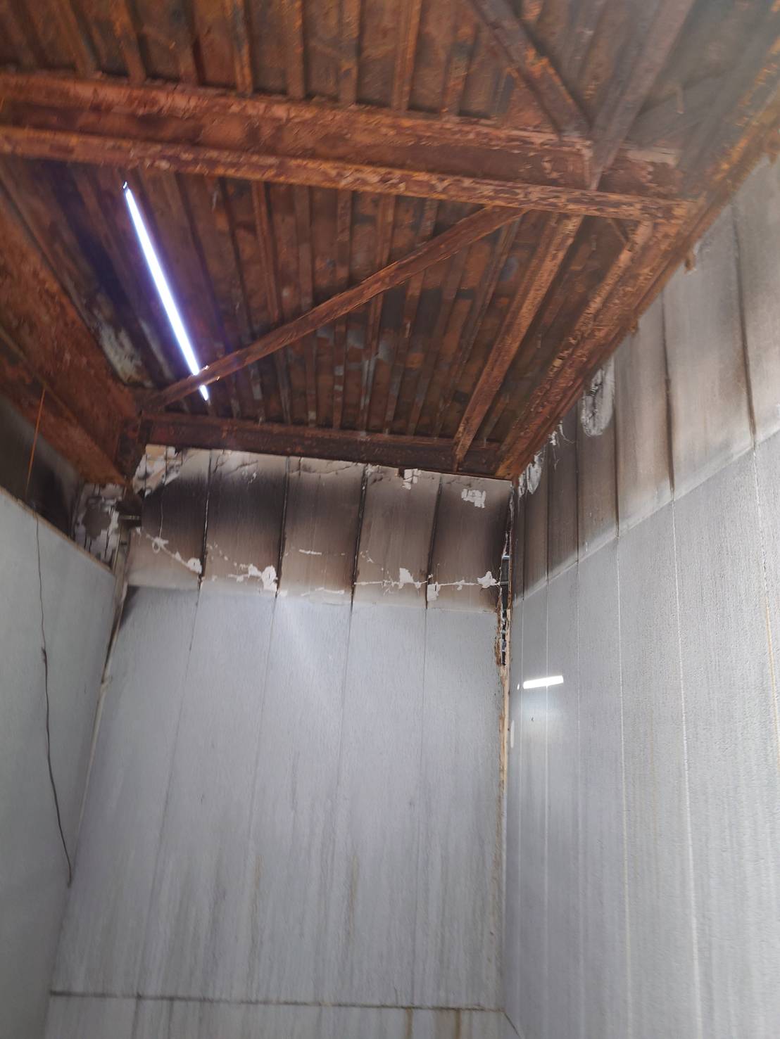 熱で曲がった屋根や梁の写真