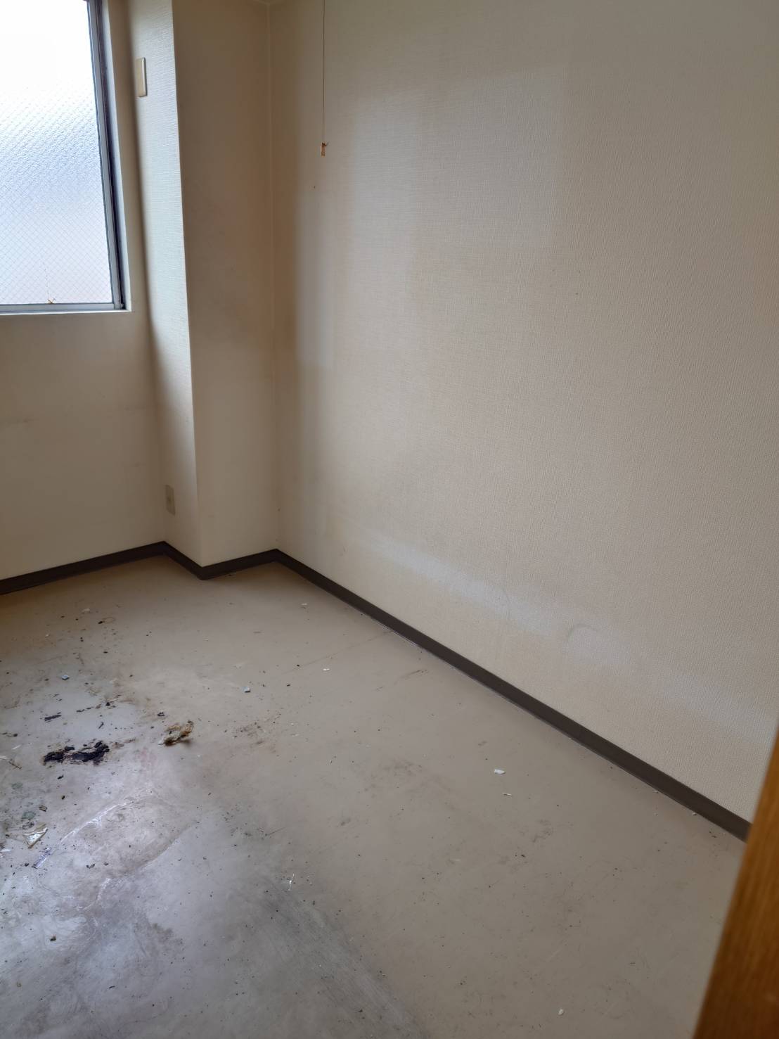 部屋右手のビフォア撤去後アフター(壁紙・床材撤去後)