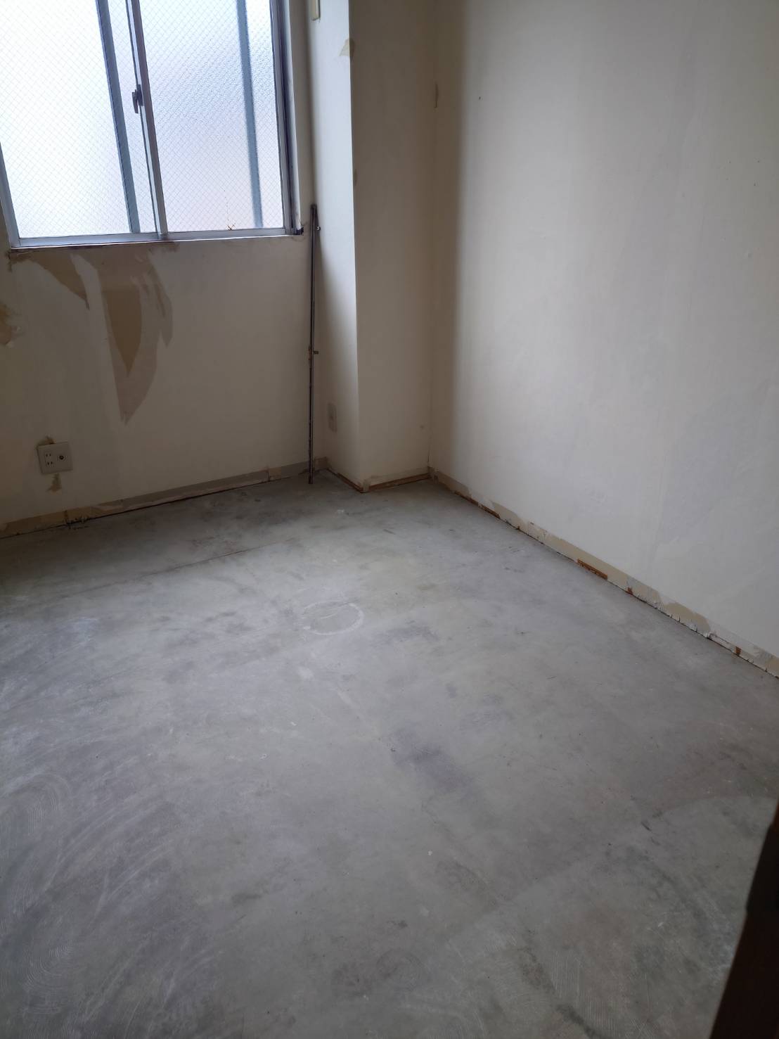 部屋右手のビフォア撤去後アフター(壁紙・床材撤去後)