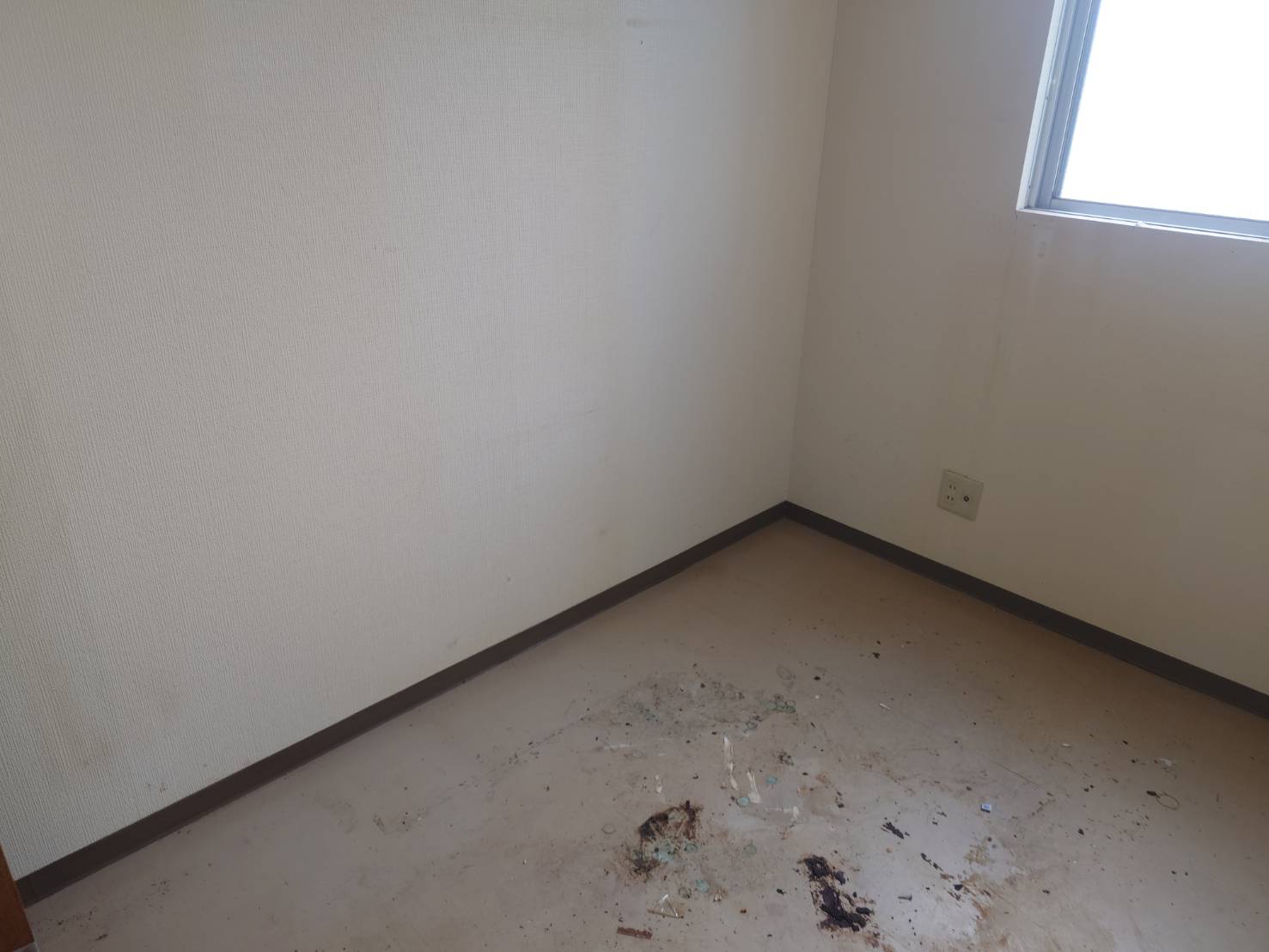 部屋左手のビフォア撤去後アフター