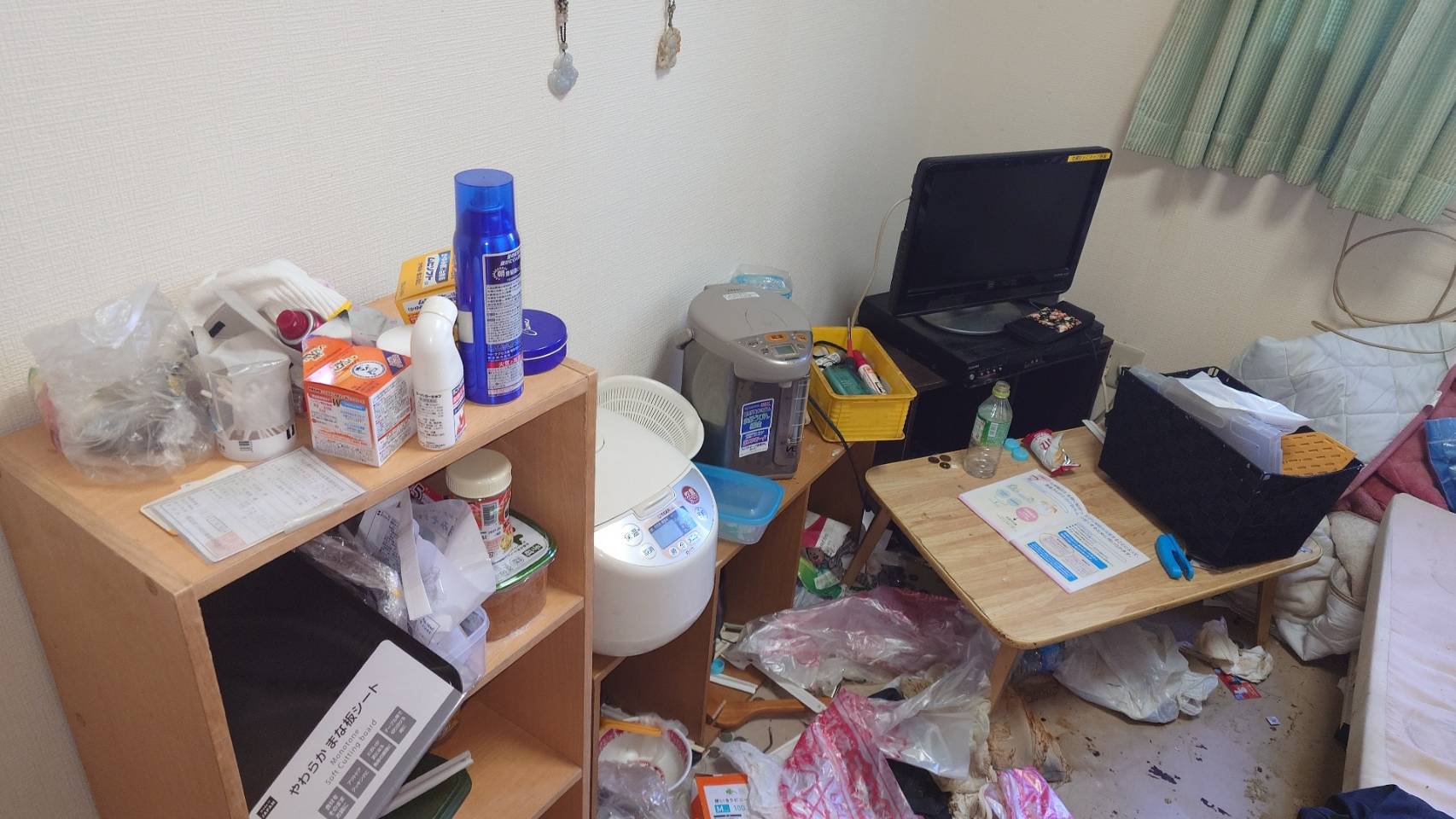 部屋左手のビフォア撤去後アフター