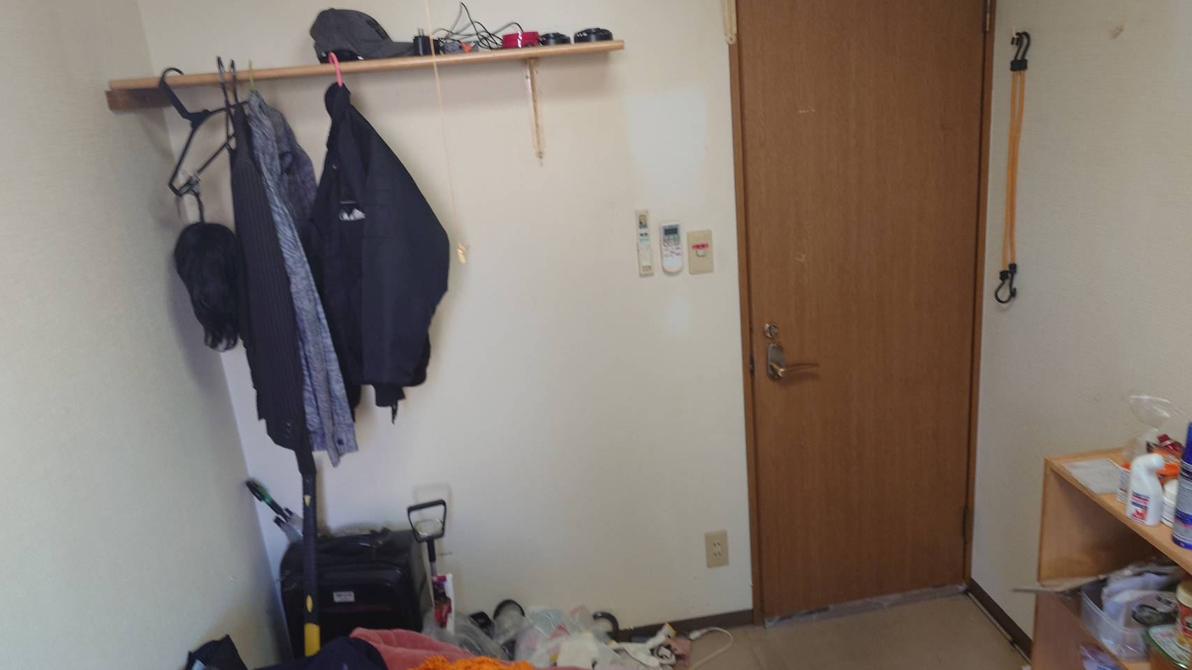 部屋入り口のビフォア撤去後アフター