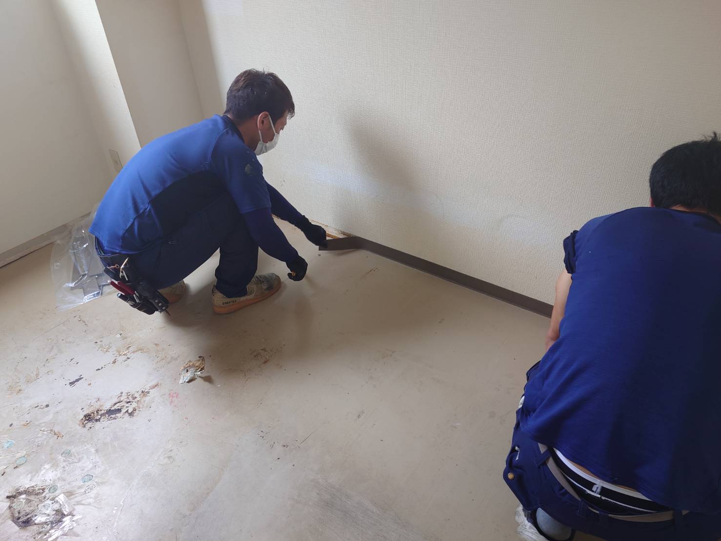 巾木撤去の作業風景